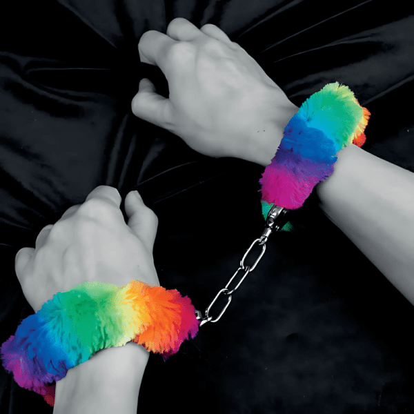 ALGEMAS DE METAL COM PELO ARCO IRIS