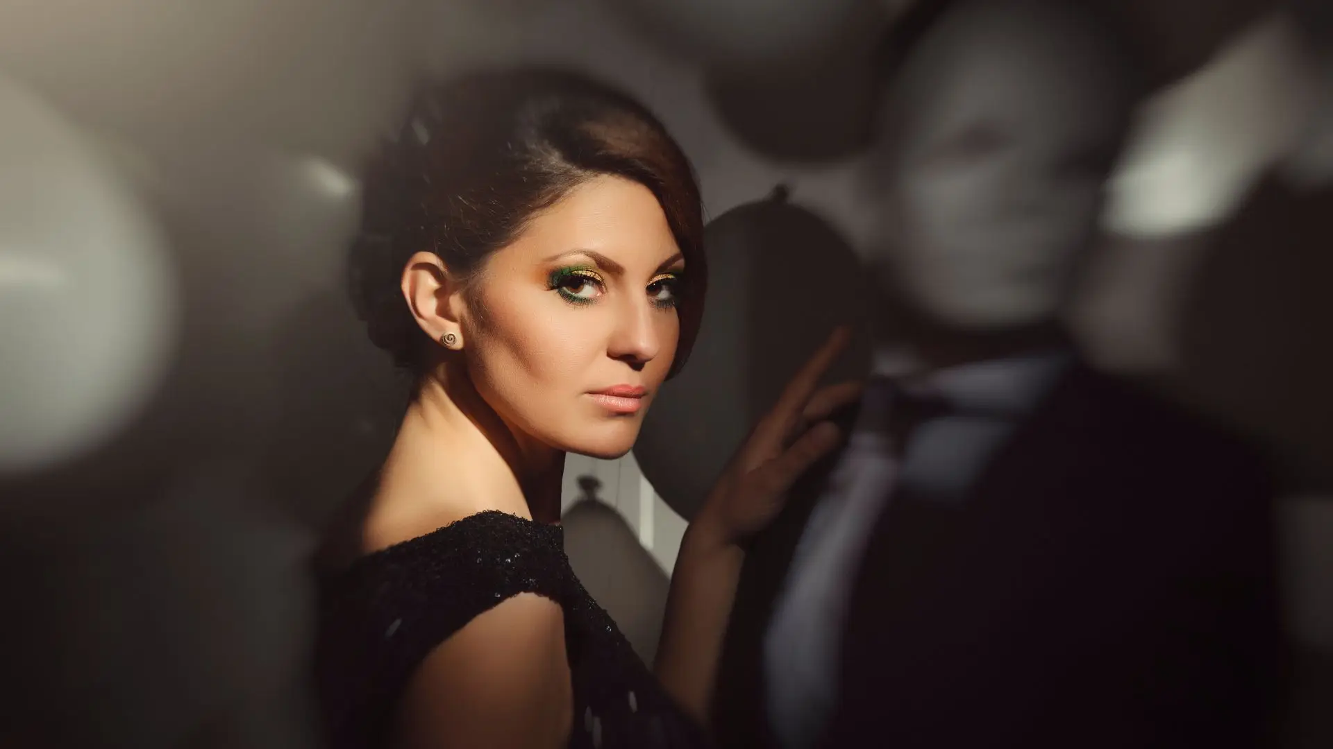 A utilidade do mistério é cativar a atenção, é criar ansiedade, é fomentar expectativas, é sustentar um suspense, é alimentar uma incerteza. O corpo e sobretudo a mente apreciam serem postos à prova e deliciam-se com as reações químicas que o desconhecido provoca, mas esse estado de alerta rapidamente se torna insuportável se for constante e, pior, se não culminar numa recompensa, num reconhecimento, numa conclusão.